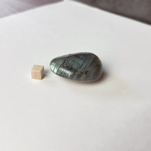 Load image into Gallery viewer, Labradorite Galet Palmstone (70g)

